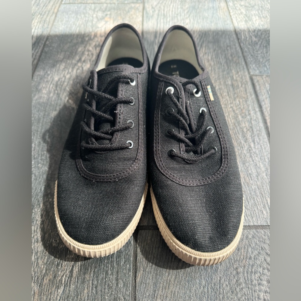 Women’s Toms shoes